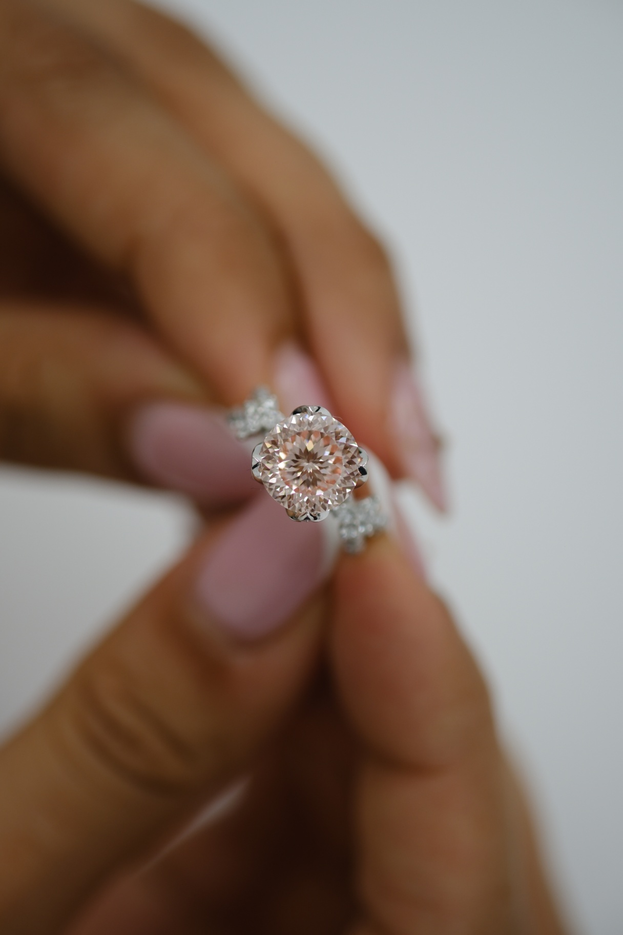 Round brilliant, pavé shoulders